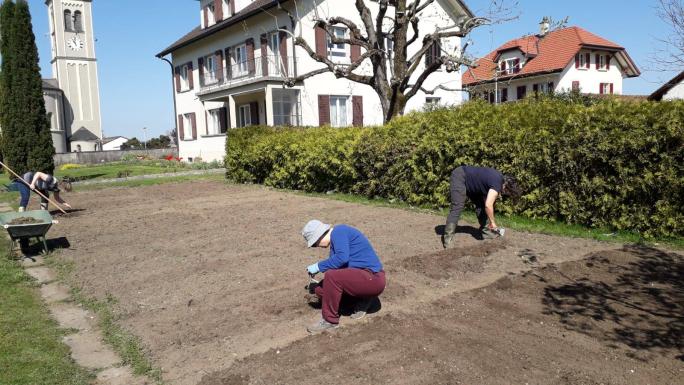 Des agent-e-s sympas jardinent
