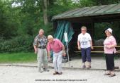Rentner/innen spielen Pétanque